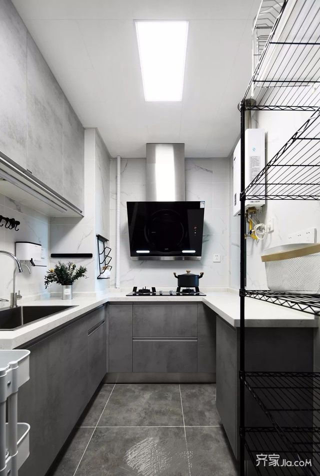 厨房地砖采用灰色调的和柜门相呼应